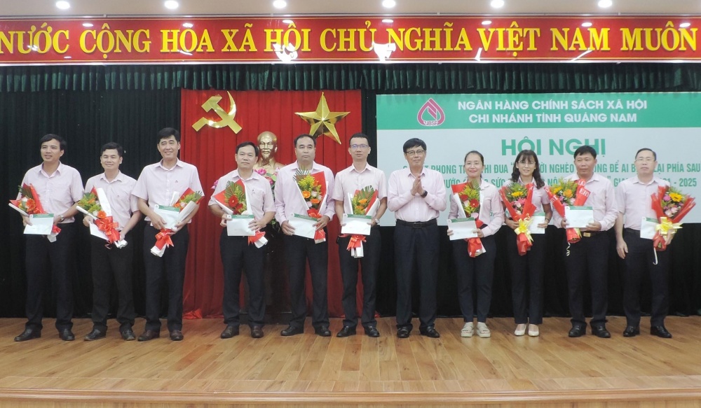 NHCSXH chi nhánh Quảng Nam khen thưởng các đơn vị có thành tích trong phong trào thi đua ‘Vì người nghèo - Không để ai bị bỏ lại phía sau’ giai đoạn 2021 - 2023