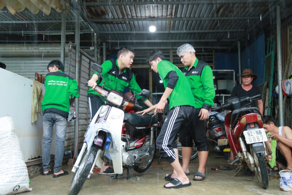 Đây là năm thứ 2 liên tiếp đội SOS sinh viên Đại học Đông Á tham gia sửa chữa xe máy giúp bà con và sinh viên khó khăn sau mưa ngập