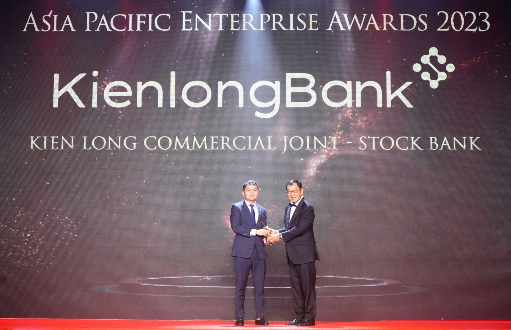 Ông Đỗ Văn Bắc - Phó Tổng Giám đốc, đại diện KienlongBank  nhận giải thưởng “Doanh nghiệp tăng trưởng nhanh” Châu Á - Thái Bình Dương