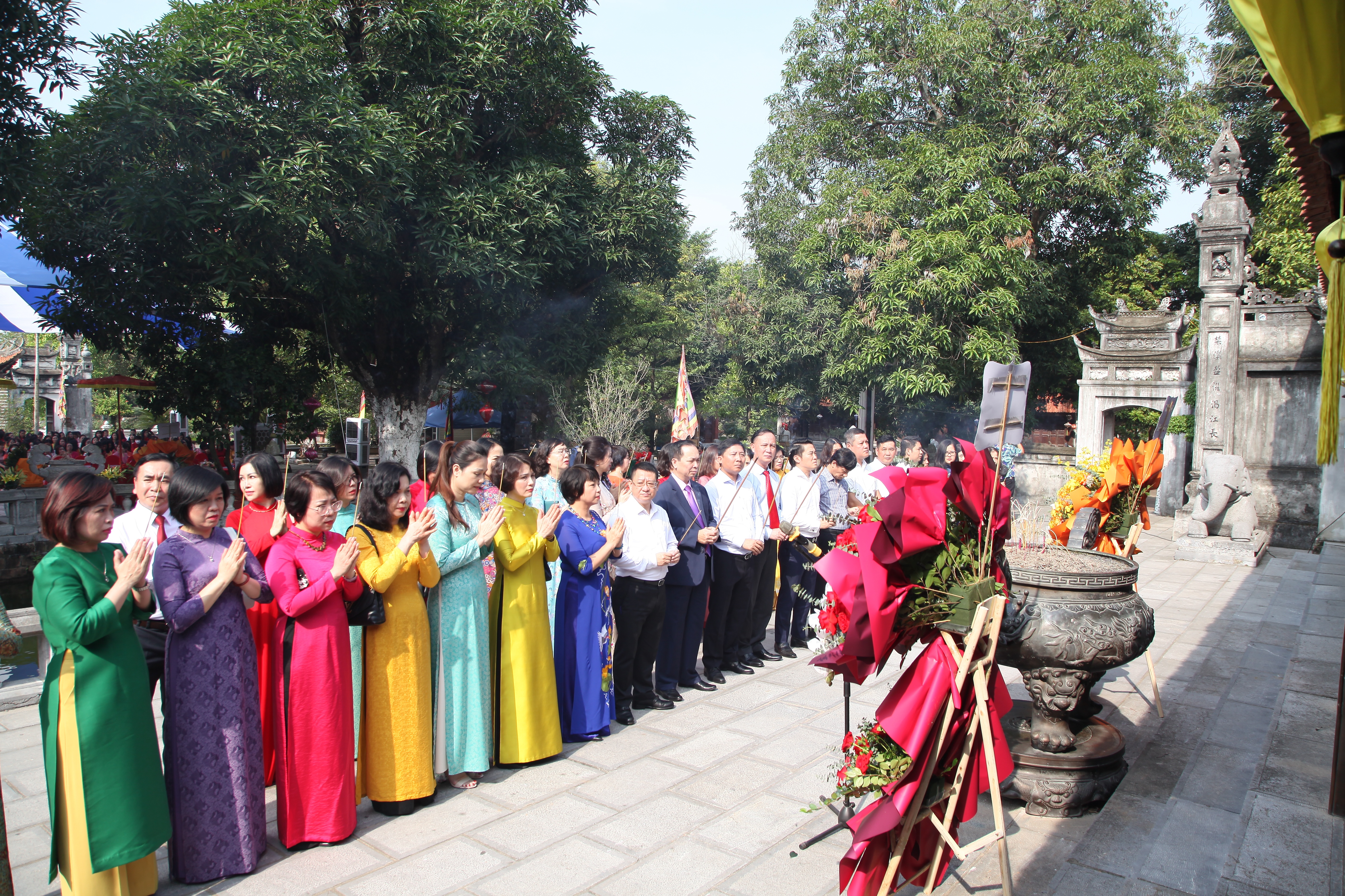 Công đoàn Cơ quan NHNN Trung ương tổ chức sinh hoạt chuyên đề tại Khu di tích Đền thờ Hai Bà Trưng