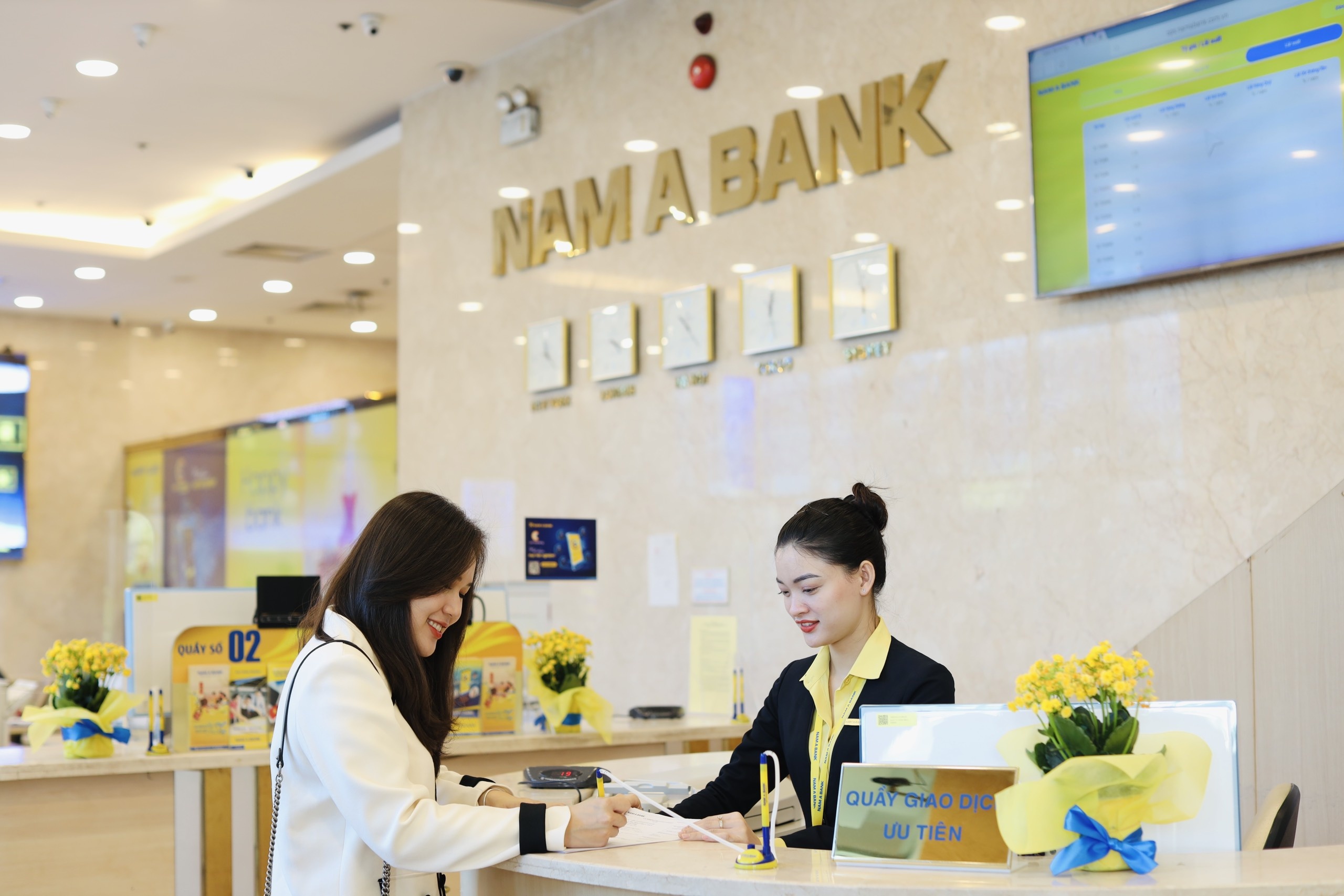 Khách hàng giao dịch tại Nam A Bank. Khách hàng giao dịch tại Nam A Bank.