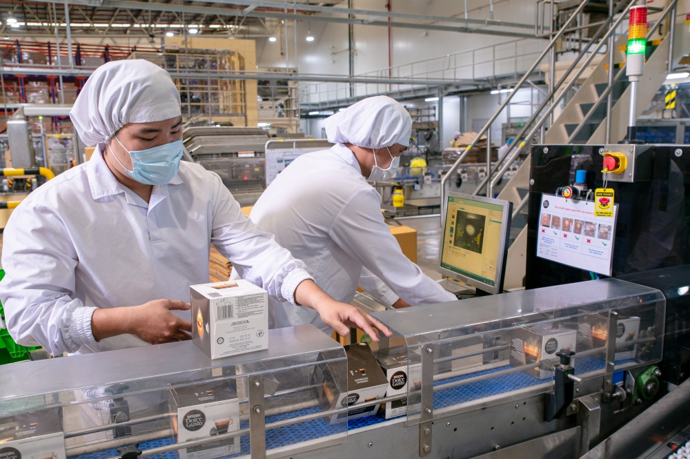 Nestlé Việt Nam hiện có đội ngũ hơn 2.300 nhân viên, và tạo việc làm gián tiếp trong chuỗi cung ứng cho hơn 10.000 lao động.