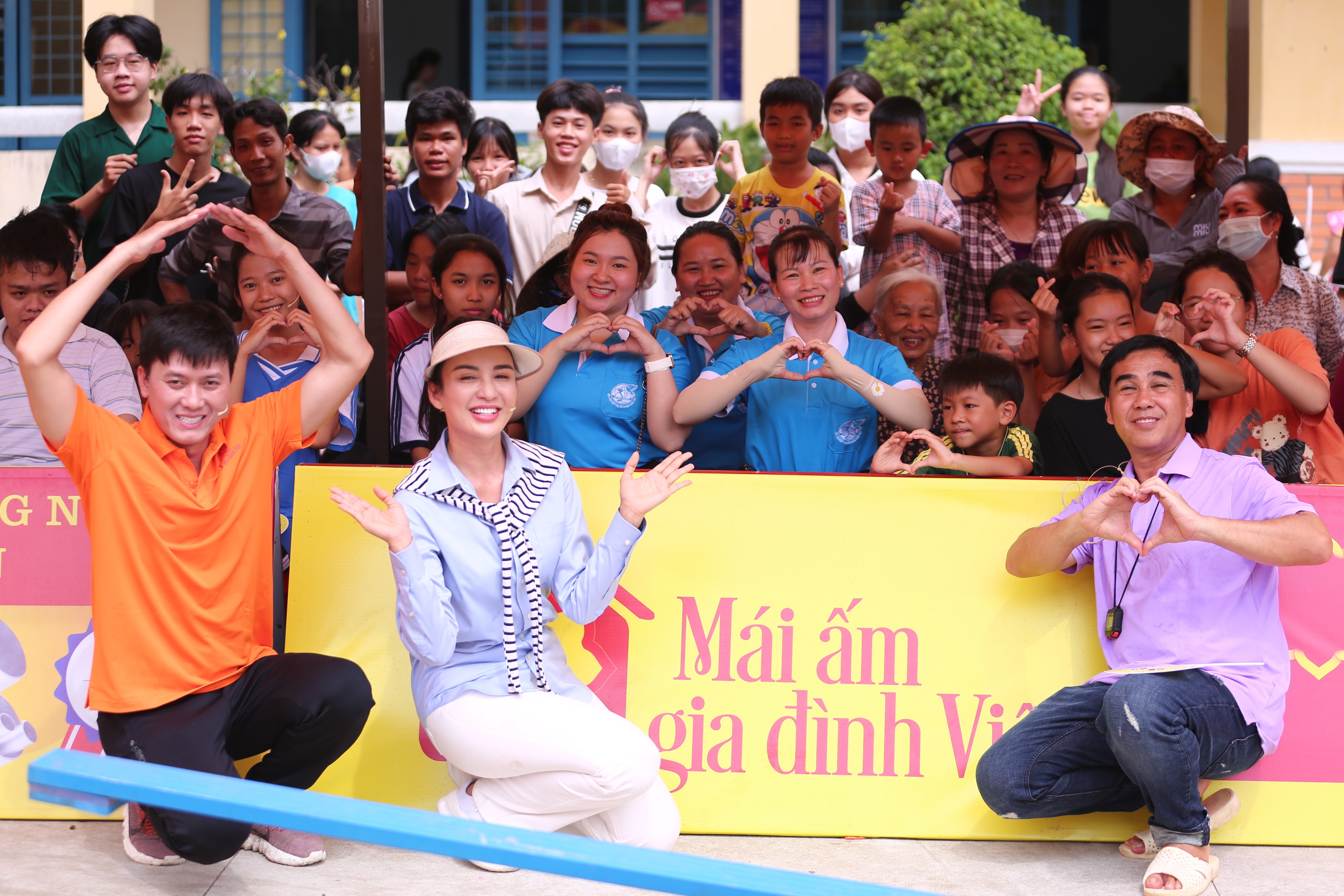 Bà con Bến Tre dành tặng tình cảm nồng nhiệt đến Anh “Vi Cá” Quách Ngọc Tuyên và Hoa hậu Ngọc Diễm Bà con Bến Tre dành tặng tình cảm nồng nhiệt đến Anh “Vi Cá” Quách Ngọc Tuyên và Hoa hậu Ngọc Diễm