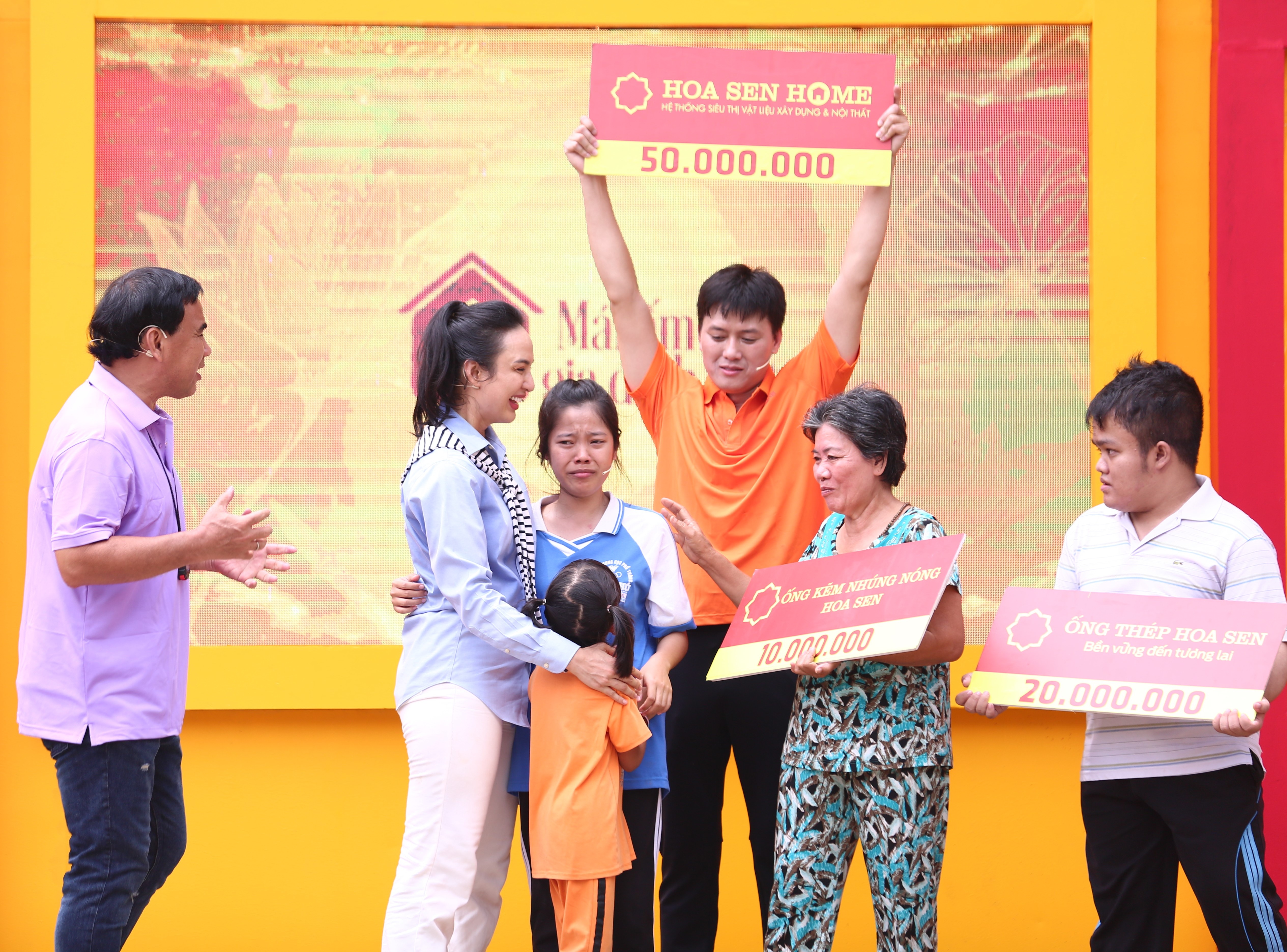 Vỡ òa hạnh phúc trong phần rút bảng logo cùng gia đình em Mỹ Duyên Vỡ òa hạnh phúc trong phần rút bảng logo cùng gia đình em Mỹ Duyên