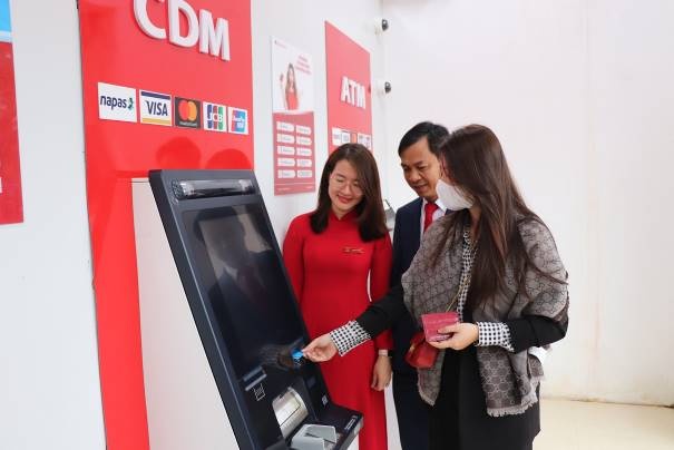 Agribank Quảng Trị luôn tích cực triển khai dịch vụ ngân hàng số, đặc biệt là trang bị mô hình ngân hàng tự động Digital Bank 