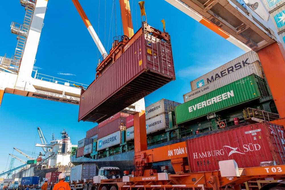 Bình Định lần thứ XX cũng xác định dịch vụ cảng và logistics, bao gồm cảng biển, là một trong 5 trụ cột góp phần tăng trưởng kinh tế của địa phương