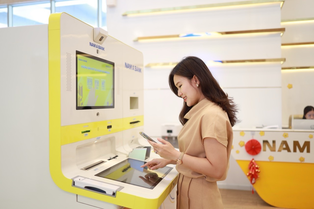 Điểm giao dịch số tự động ONEBANK 365+, một trong những điểm sáng về công nghệ của Nam A Bank.