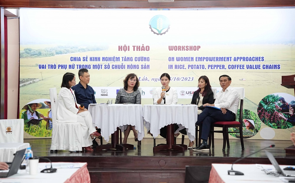 Bà Lê Thị Hoài Thương, Quản lý Đối ngoại cấp cao, Nestlé Việt Nam (thứ 4 từ trái qua phải) chia sẻ cùng các diễn giả tại hội thảo ngày 25-10.JPG