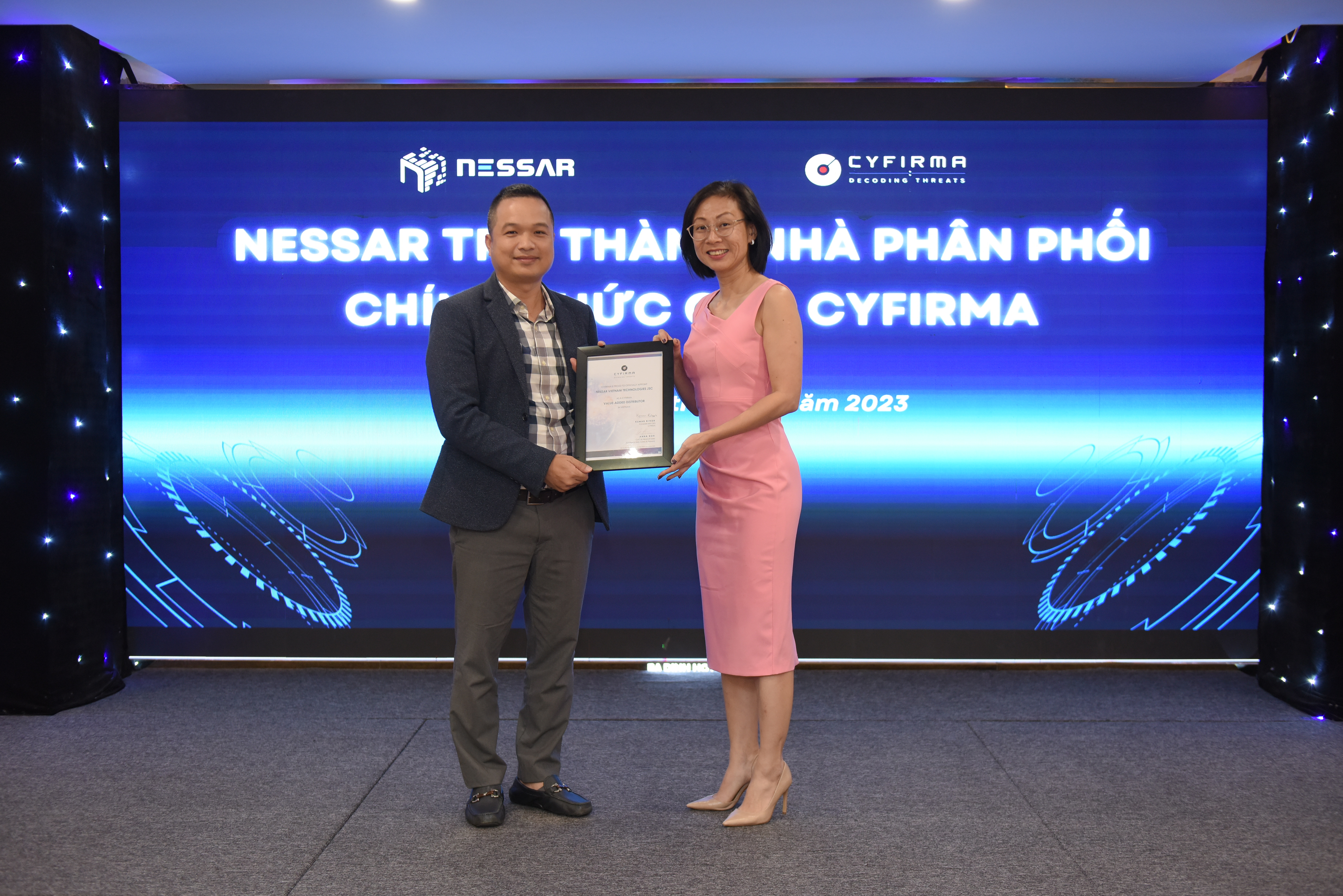 Hình ảnh 3: Đại diện hãng công nghệ Cyfirma trao chứng nhận phân phối cho Nessar tại sự kiện