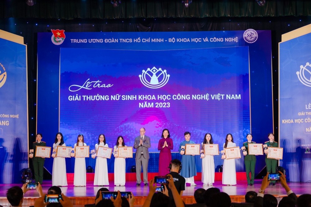 Bà Nguyễn Thị Minh Phương – Phó chủ tịch Hội Liên hiệp phụ nữ Việt Nam và ông David Riddle – Đại diện Công ty Tân Hiệp Phát trao Giải thưởng Nữ sinh KHCN Việt Nam năm 2023 cho các cá nhân đạt giải