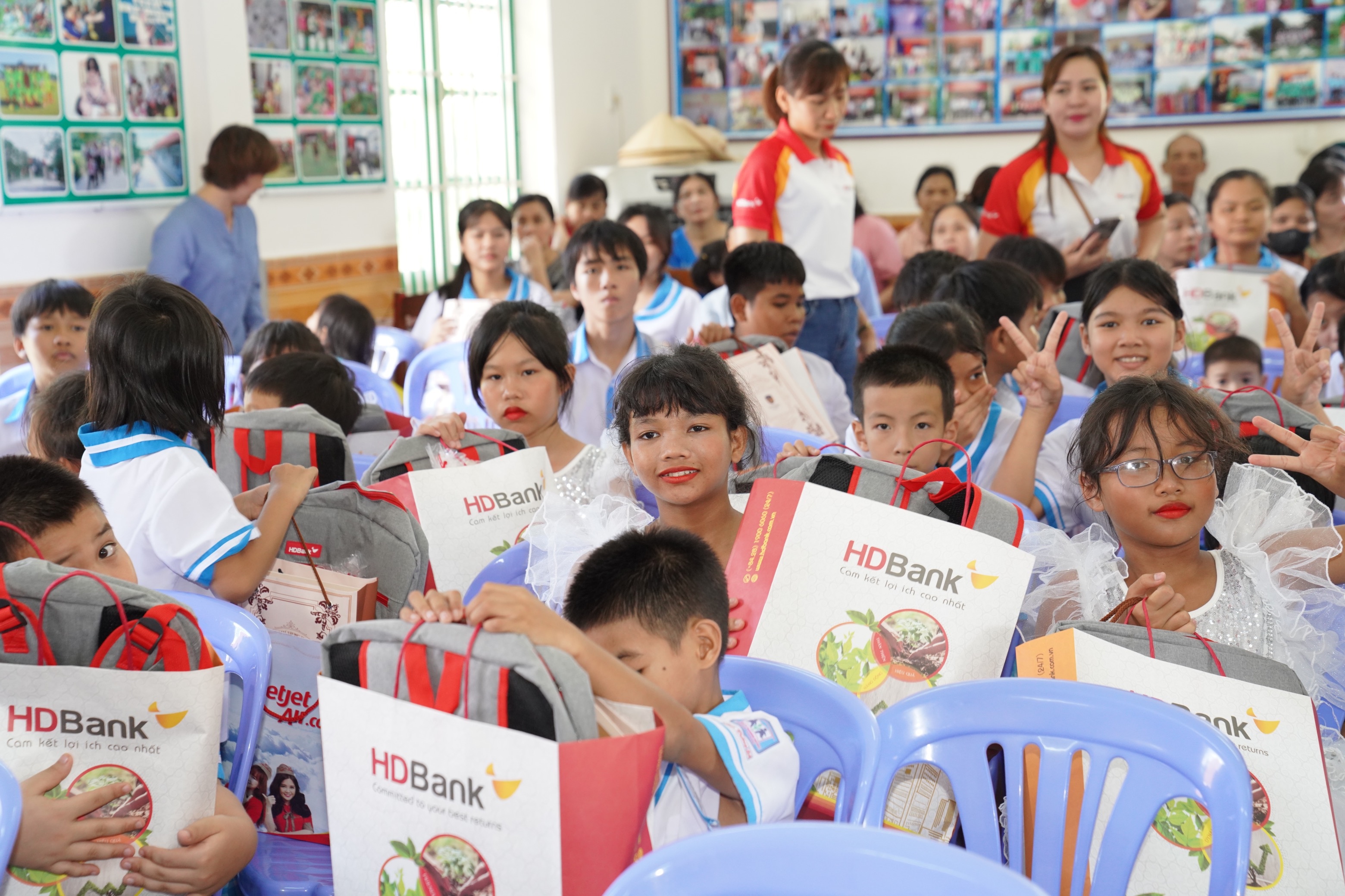 CBNV HDBank thăm, tặng quà cho các em nhỏ tại Làng trẻ em SOS Nha Trang (Khánh Hoà) dịp 30/4/2023.
