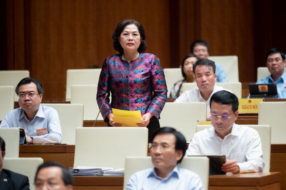 Thống đốc Nguyễn Thị Hồng báo cáo trước Quốc hội