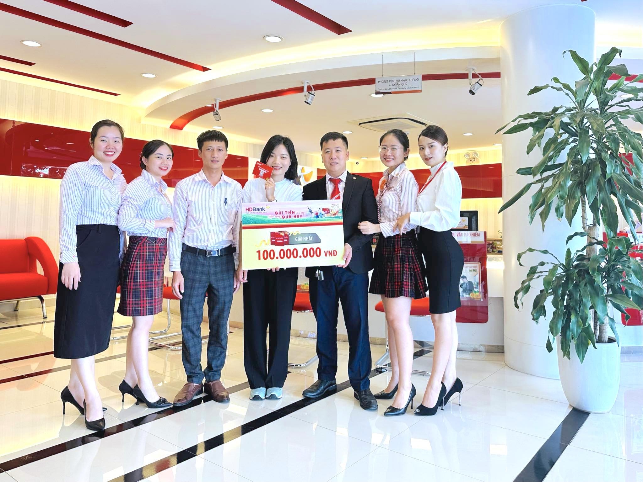 Khách hàng Lê Thị Thuỳ Linh (PGD Vũng Áng – CN Hà Tĩnh) phấn khởi khi cầm trên tay giải thưởng là sổ tiết kiệm từ HDBank