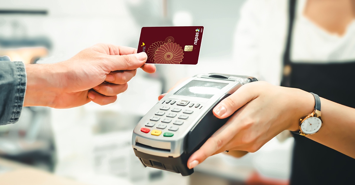 Chạm thẻ HDBank Mastercard hoặc HDBank Napas trên Payoo POS