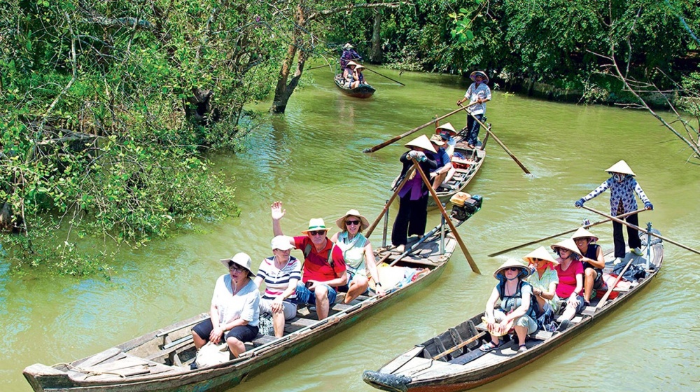 https://cdn.thoibaonganhang.vn/stores/news_dataimages/2023/112023/13/09/du-khach-quoc-te-tham-quan-con-tan-phong-cai-lay-tien-giang-220231113092640.jpg?rt=20231113092728