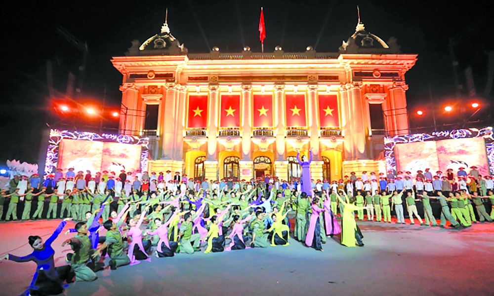 Các nghệ sĩ trình diễn bài Tiến quân ca tại Quảng trường 19/8 trong đêm nhạc kỷ niệm 100 năm Ngày sinh nhạc sĩ Văn Cao