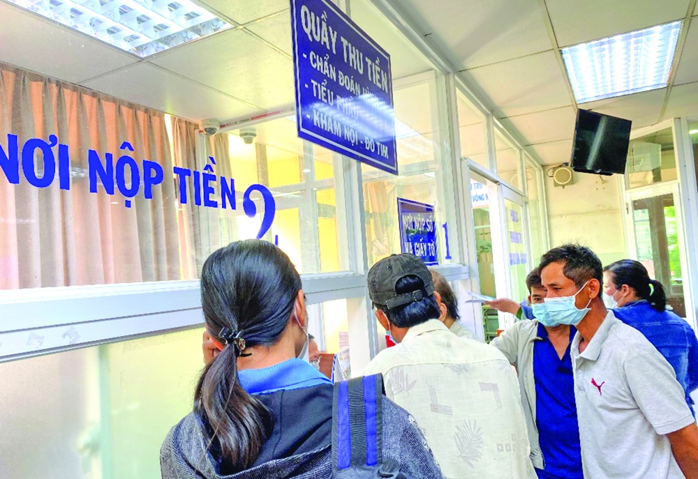 Người dân hy vọng Bộ Y tế sớm có cơ chế hoàn trả chi phí mua thuốc bên ngoài khi khám chữa bệnh theo BHYT 