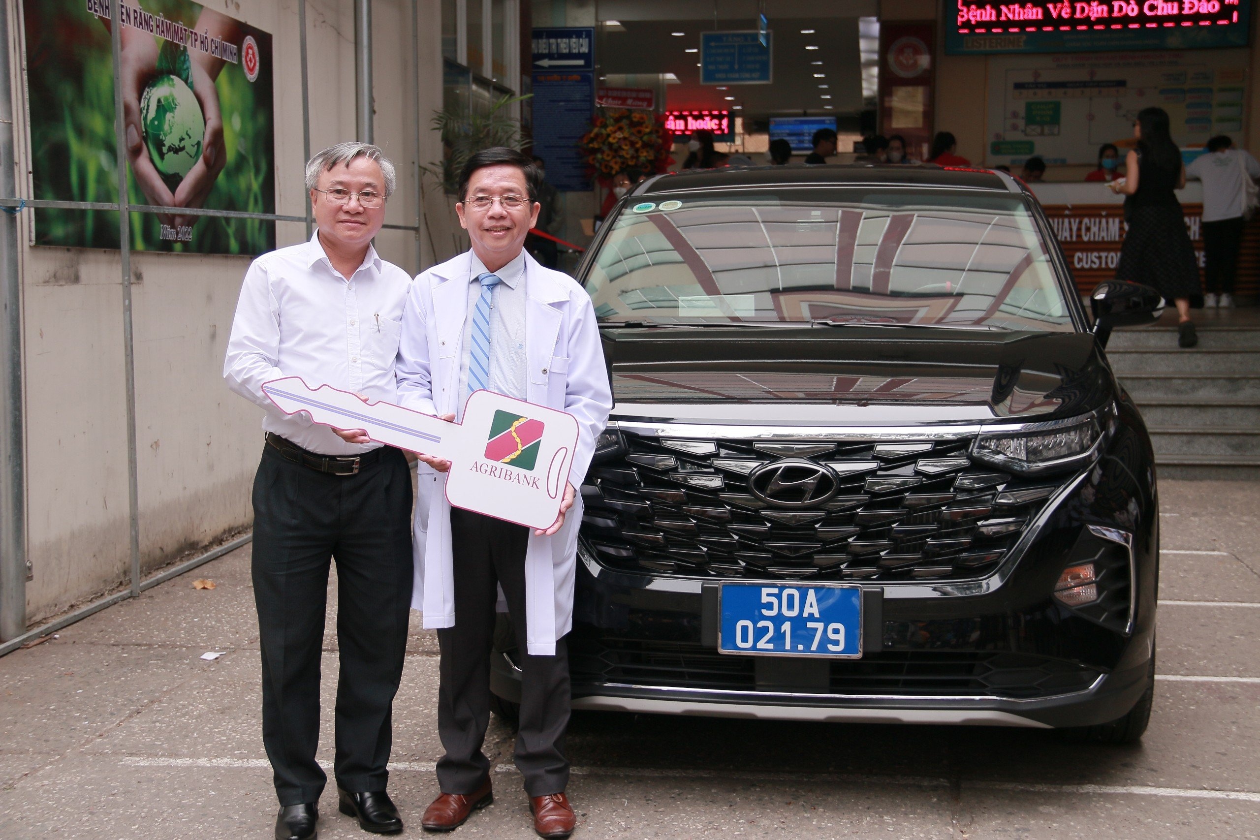 Ông Nguyễn Viết Thanh, Phó Giám đốc Agribank CN Sài Gòn trao xe cho đại diện BV Răng Hàm Mặt