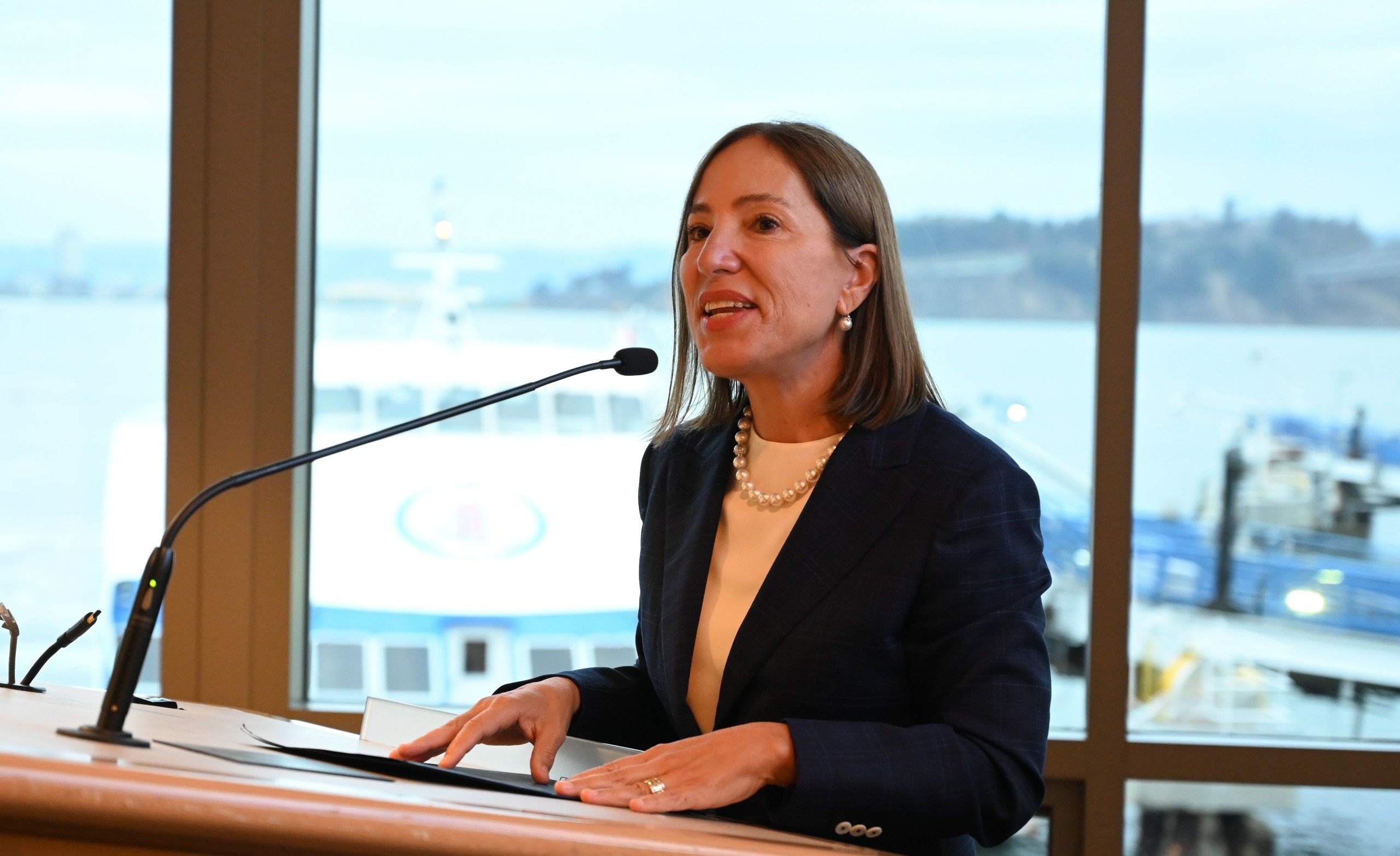 Phó Thống đốc Bang California bà Eleni Kounalakis phát biểu tại hội nghị đề cao tầm quan trọng của các Cảng biển đối với nền kinh tế Bang California nơi chiếm hơn 40% lượng hàng hoá xuất nhập khẩu vào Hoa Kỳ.