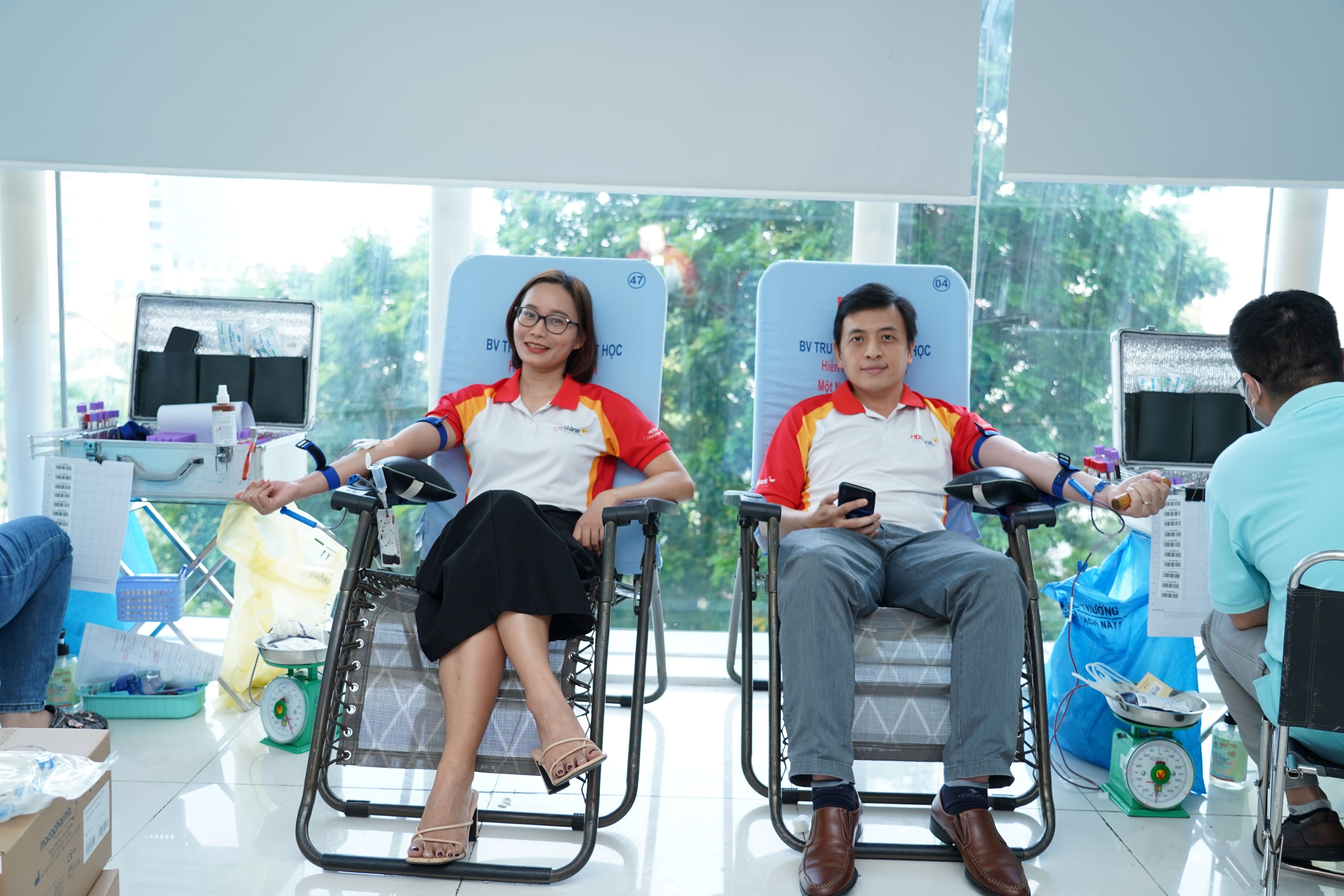 Sau 5 tiếng đồng hồ, các y bác sĩ thuộc Bệnh viện truyền máu huyết học TP. HCM đã tiếp nhận 227.2 đơn đơn vị máu từ các HDBankers.