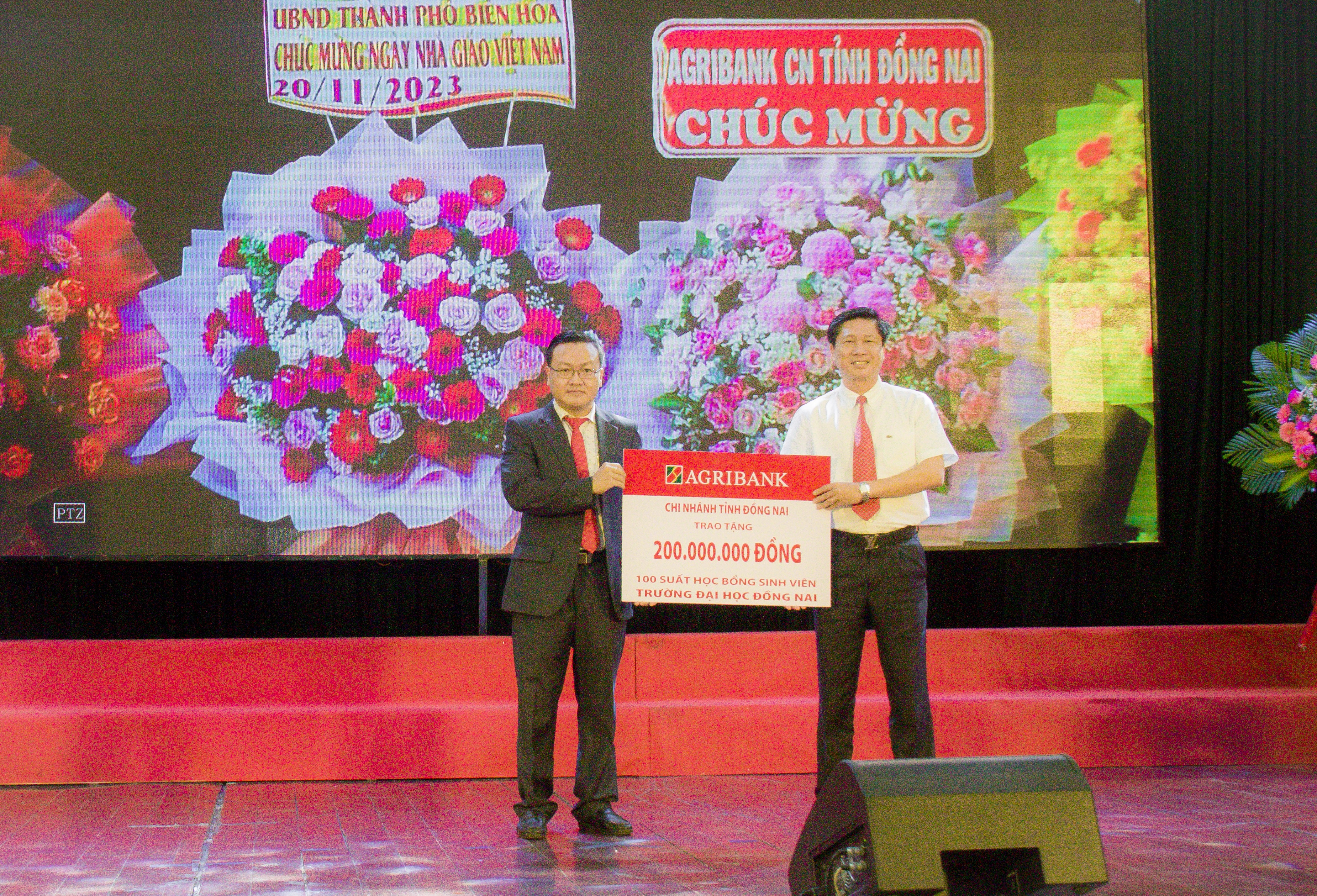 Ông Võ Việt Hùng, Giám đốc Agribank CN Đồng Nai (bên phải) trao tặng học bổng tại trường Đại học Đồng Nai)