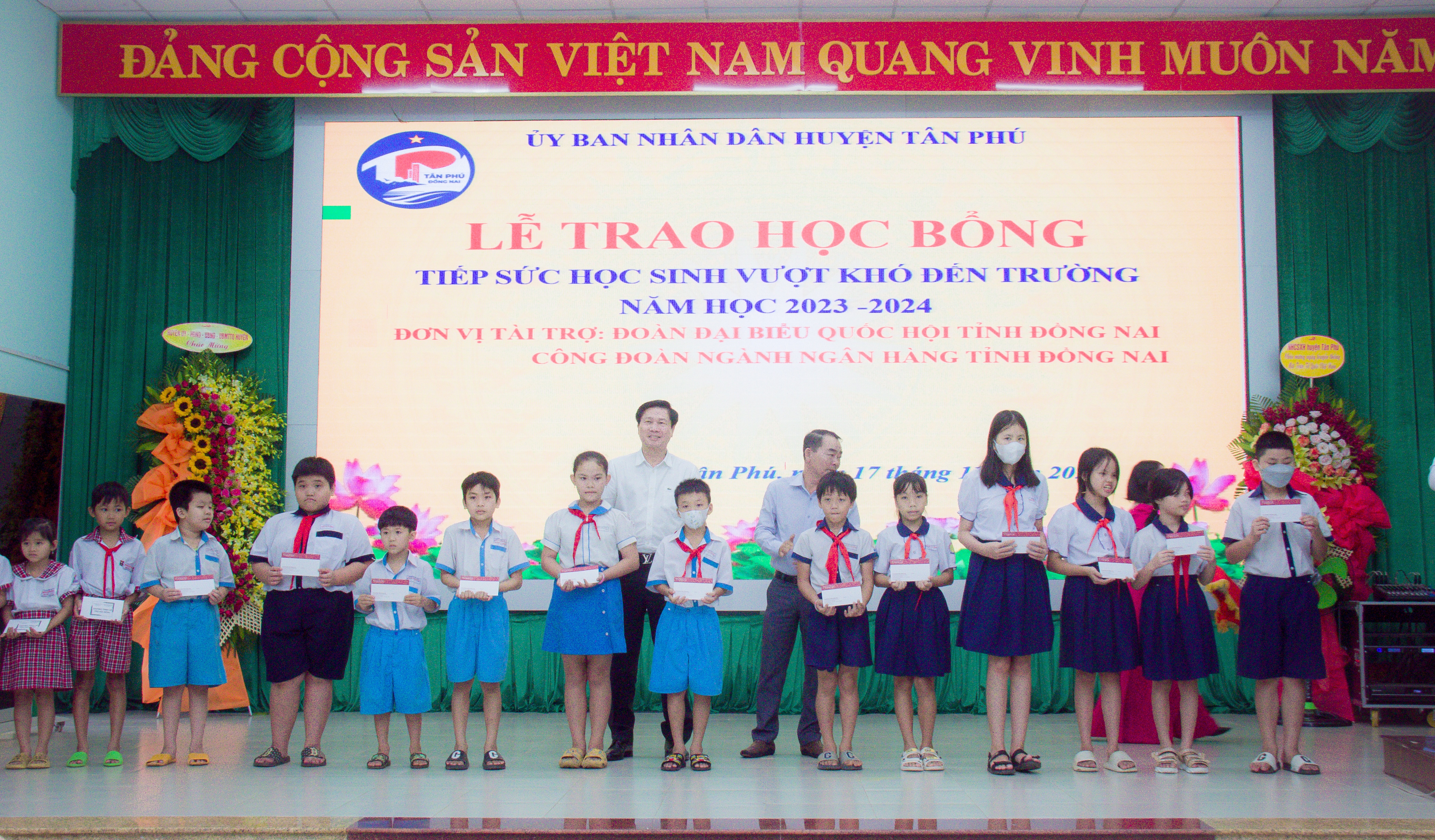 Ông Võ Việt Hùng, Giám đốc Agribank CN Đồng Nai trao học bổng Tiếp sức đến trường