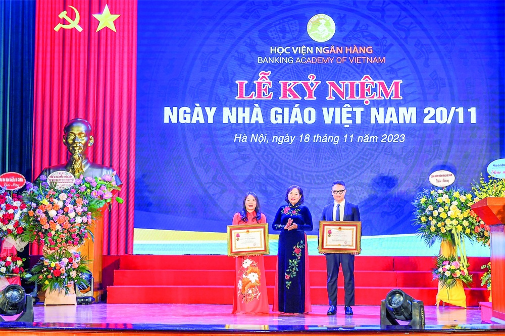 Thống đốc Nguyễn Thị Hồng trao tặng Huân chương Lao động hạng Ba cho hai tập thể của Học viện Ngân hàng