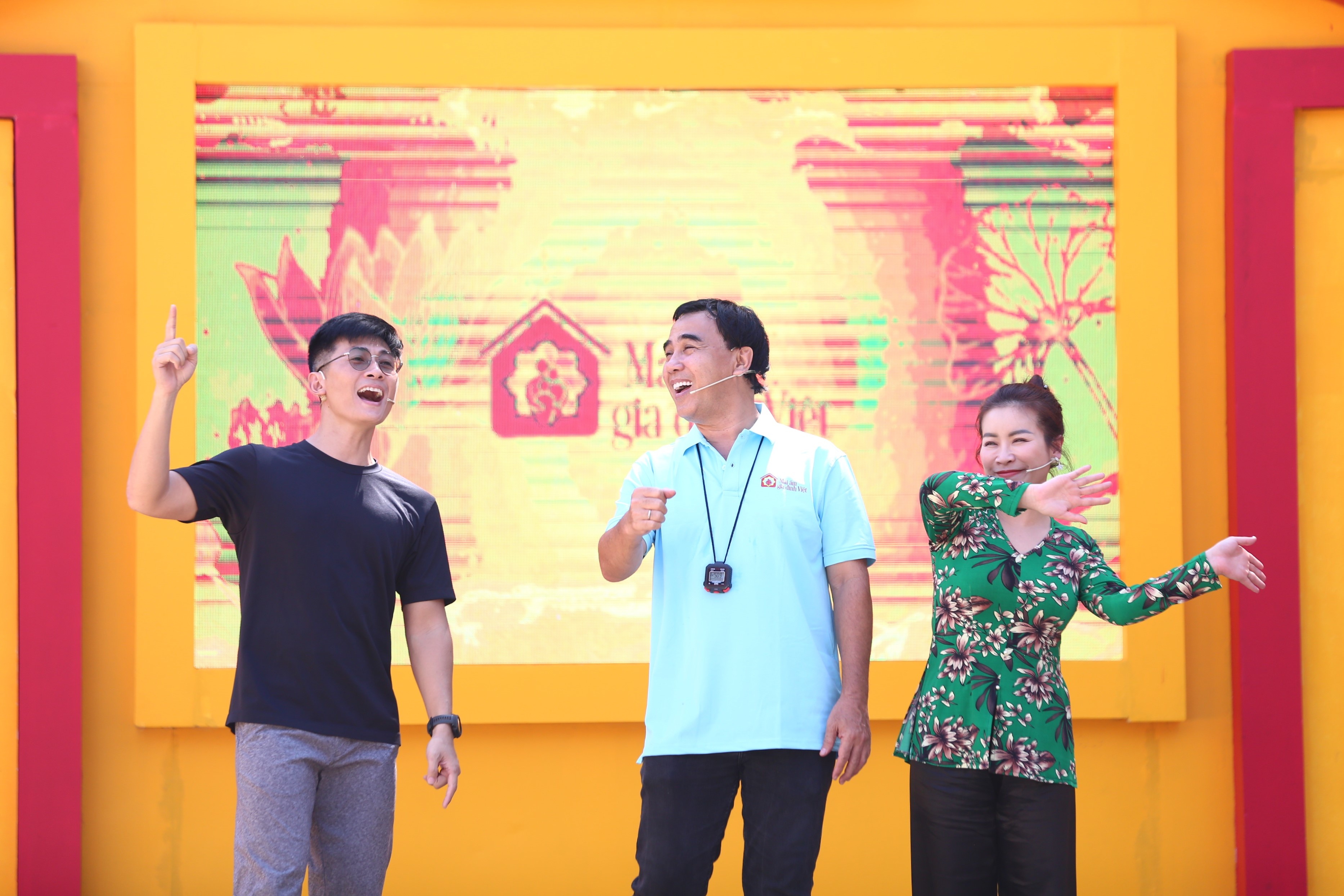 Đến với Mái ấm gia đình Việt - Tập 58 hai khách mời đã có màn chào sân đầy hài hước và thú v