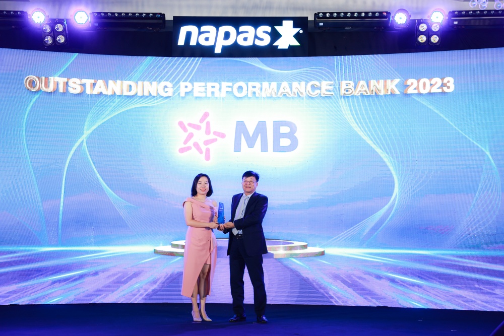 Đại diện MB nhận giải Ngân hàng tiêu biểu – Outstanding Performance Bank 2023