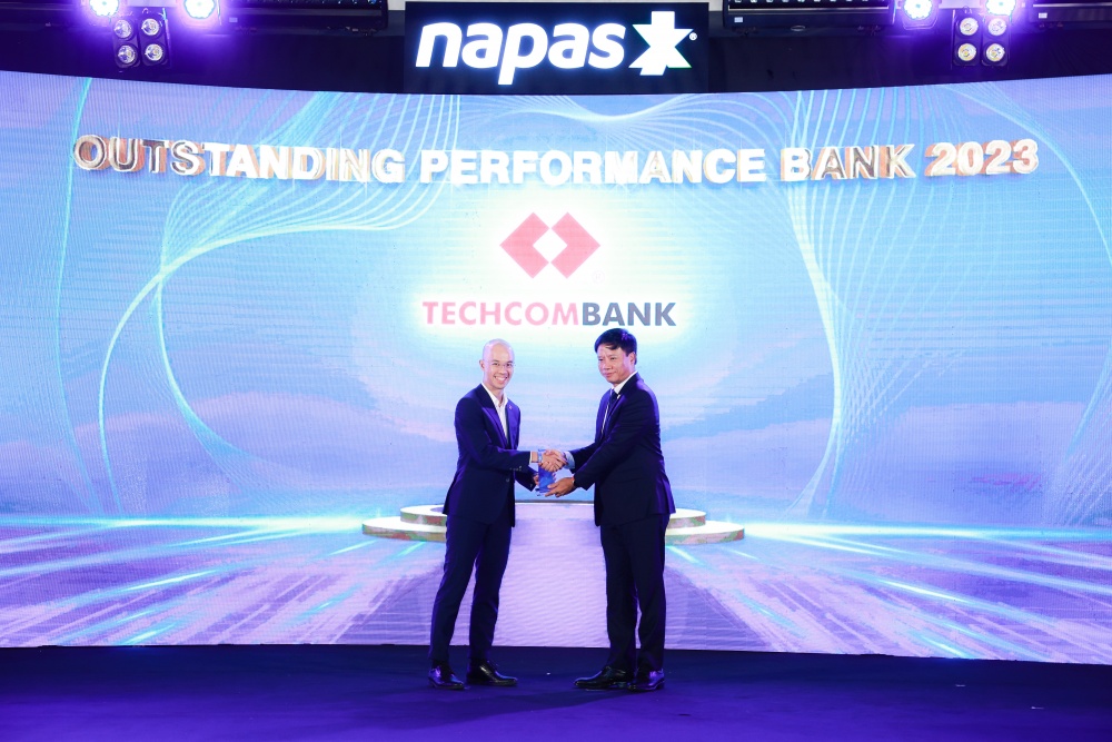 Đại diện Techcombank nhận giải Ngân hàng tiêu biểu – Outstanding Performance Bank 2023
