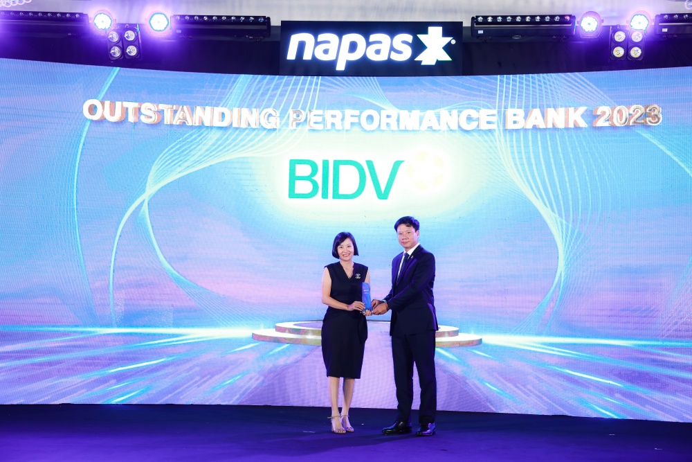Đại diện BIDV nhận giải Ngân hàng tiêu biểu – Outstanding Performance Bank 2023