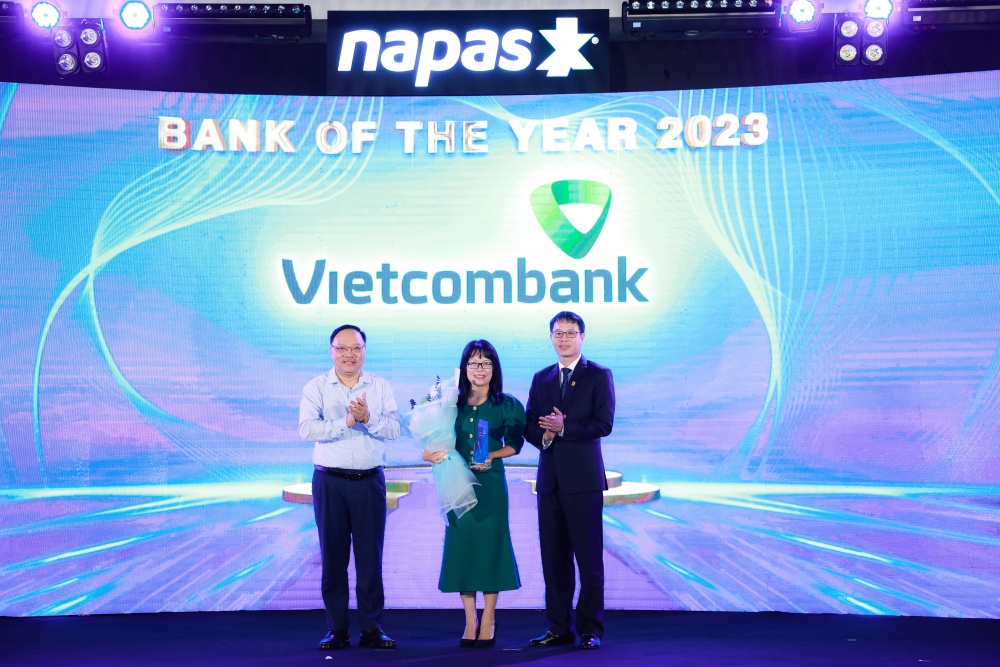 Đại diện Vietcombank nhận giải Ngân hàng xuất sắc năm 2023 – Bank of the year 2023