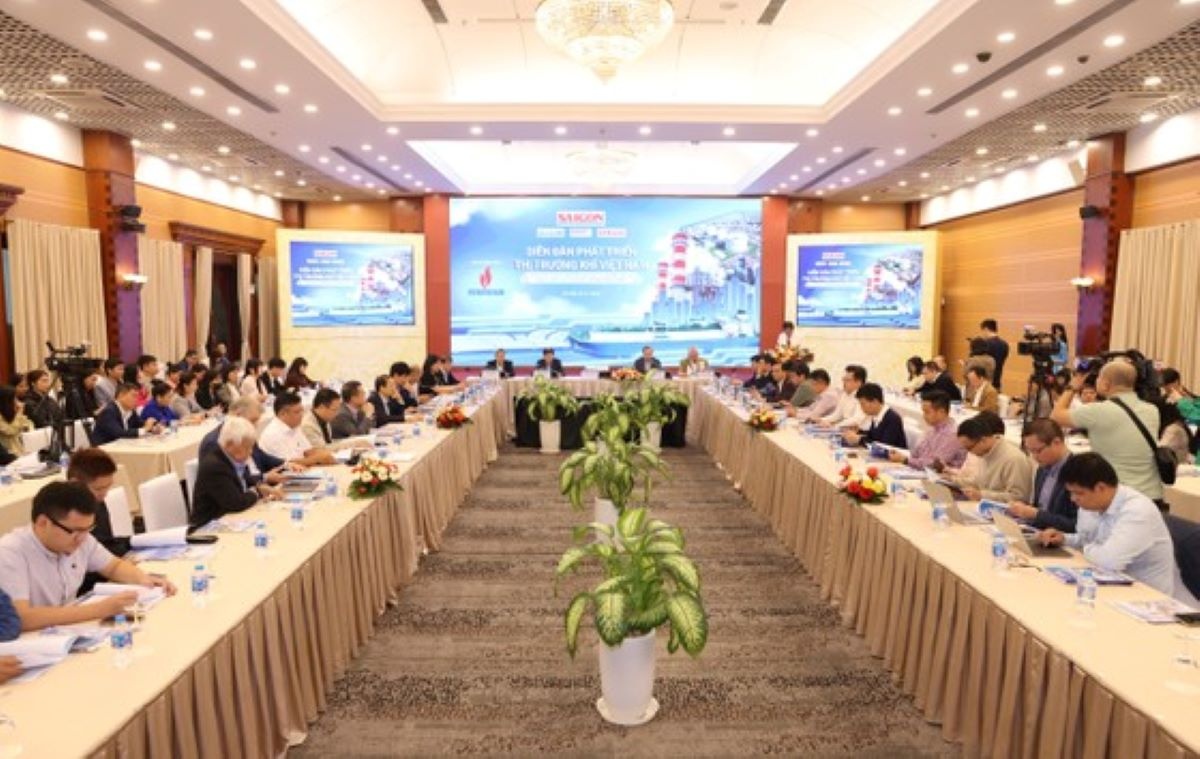 Quang cảnh “Diễn đàn Phát triển thị trường khí Việt Nam” với chủ đề: “Phát triển điện khí LNG - Xu hướng tất yếu trong chính sách đảm bảo an ninh năng lượng”.