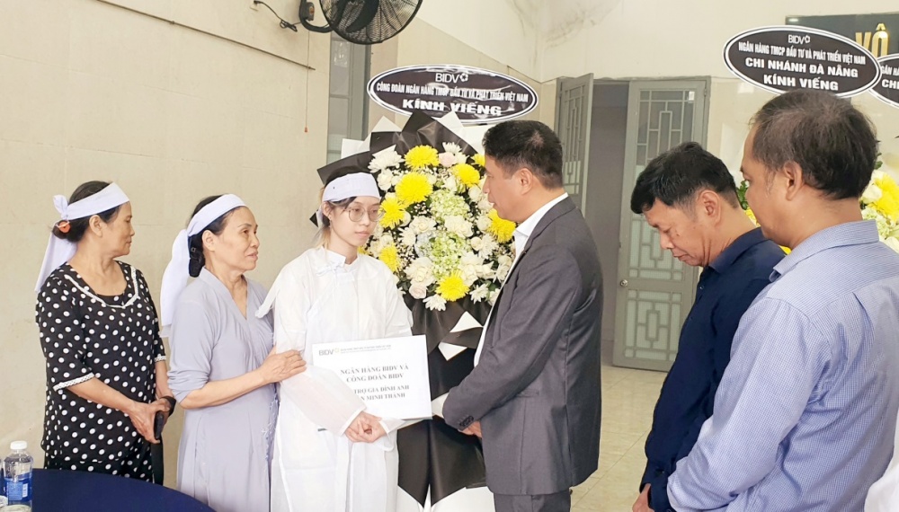 Ông Trần Phương, đại diện lãnh đạo BIDV động viên và trao hỗ trợ cho gia đình nạn nhân Trần Minh Thành