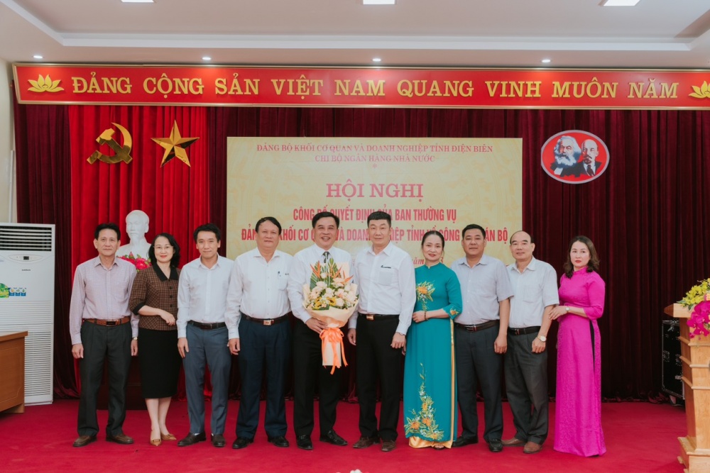 Công bố Quyết định của Ban Thường vụ Đảng ủy Khối Cơ quan và Doanh nghiệp tỉnh về công tác cán bộ tại Chi bộ NHNN Chi nhánh tỉnh Điện Biên