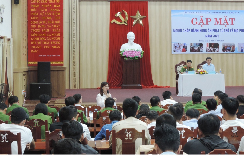 NHCSXH chi nhánh Quảng Nam đã tham gia ngày hội nhằm thực hiện việc tư vấn chính sách tín dụng đối với người chấp hành xong án phạt tù theo Quyết định số 22/2023/QĐ-TTg.