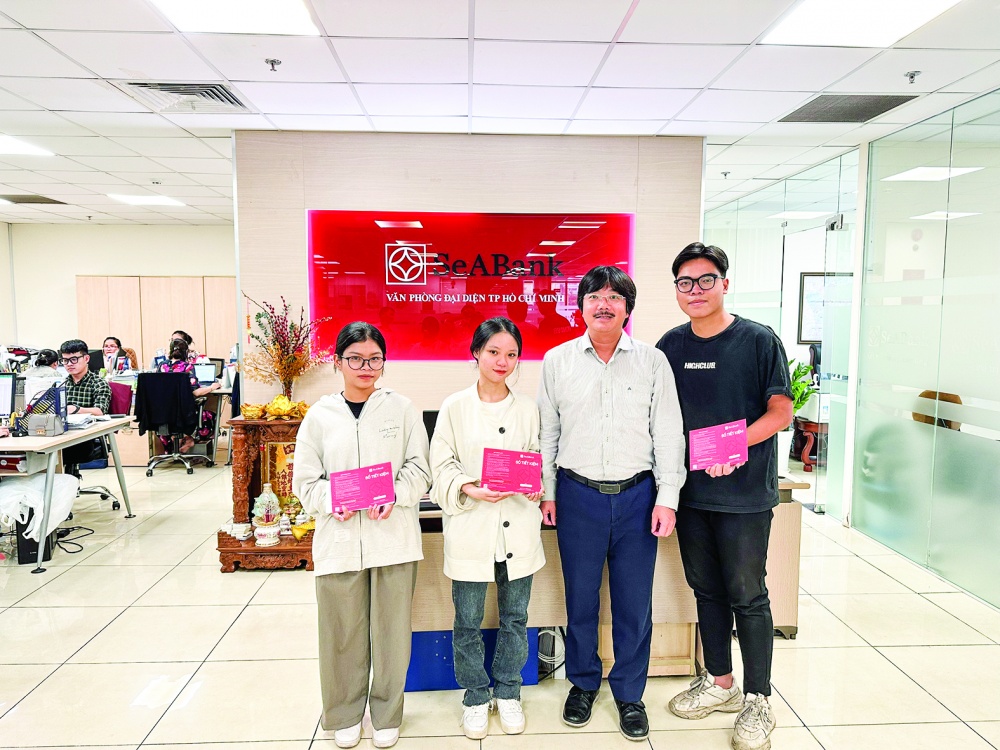 Văn phòng đại diện SeABank tại TP.Hồ Chí Minh trao Học bổng Khởi nghiệp cho các em tốt nghiệp THPT