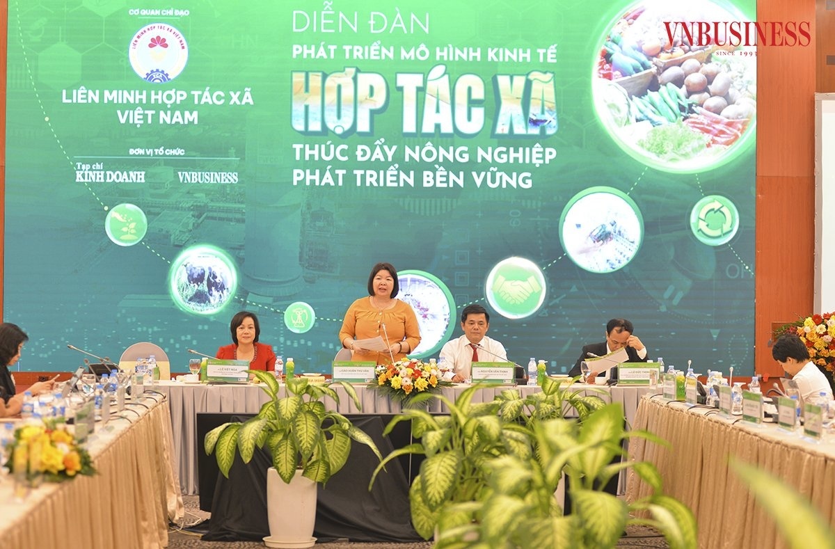 Bà Cao Xuân Thu - Chủ tịch Liên minh HTX Việt Nam phát biểu tại Diễn đàn “Phát triển mô hình kinh tế hợp tác xã, thúc đẩy nông nghiệp phát triển bền vững”.