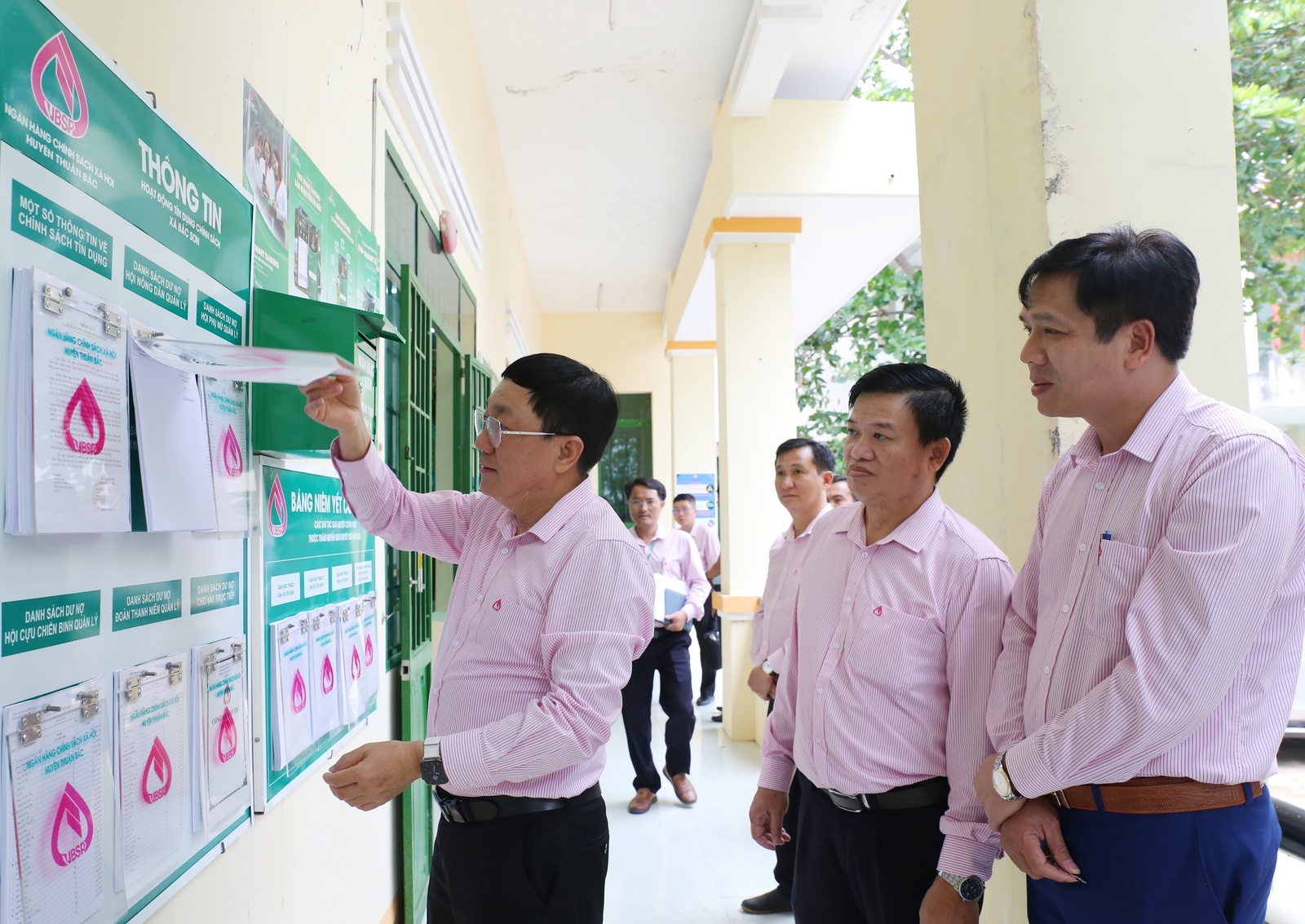 Tổng Giám đốc kiểm tra thông tin tín dụng chính sách được NHCSXH niêm yết công khai tại Điểm giao dịch xã Bắc Sơn