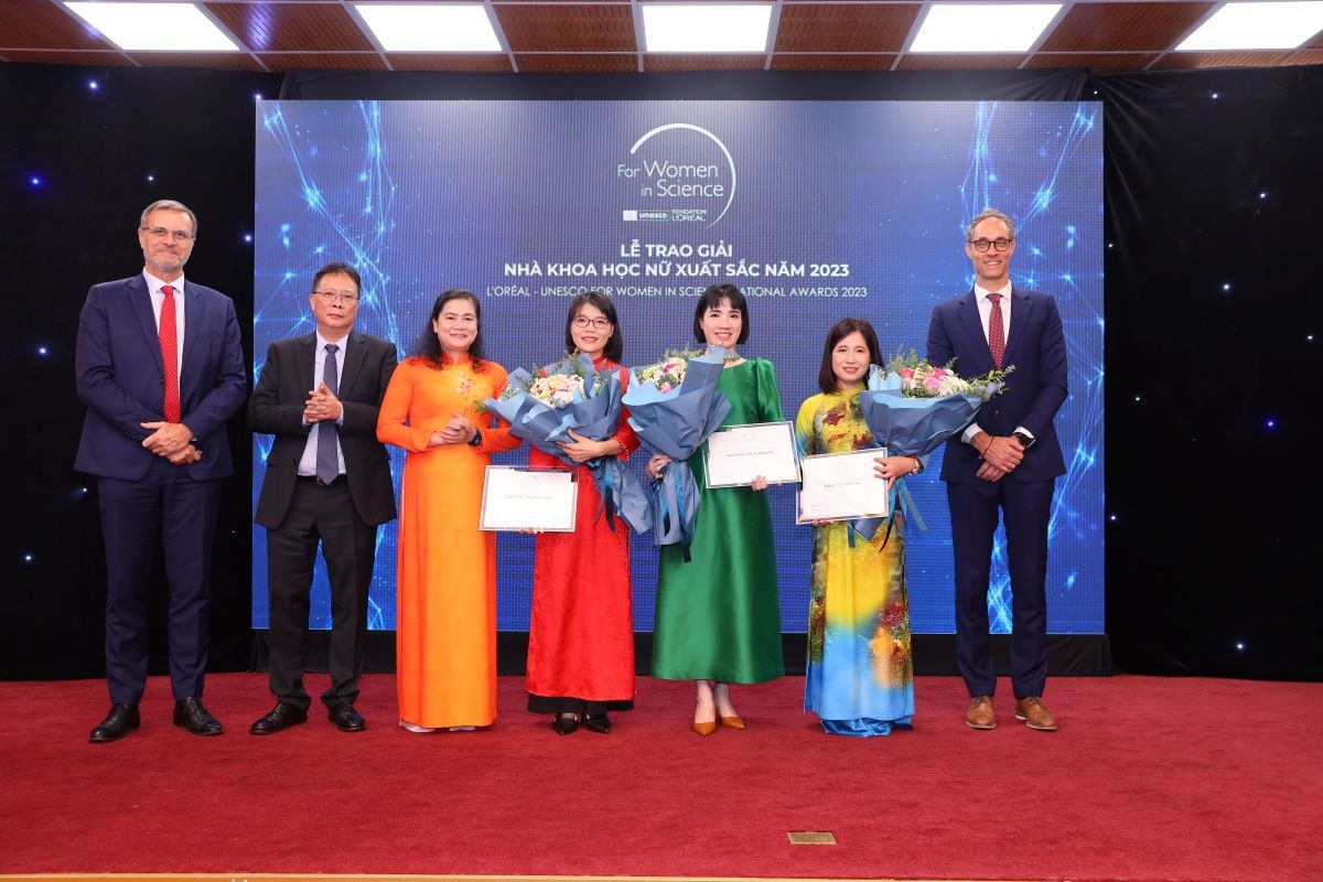  Lễ trao Giải thưởng Nhà Khoa học nữ xuất sắc năm 2023 cho 3 Nhà khoa học nữ Việt Nam.