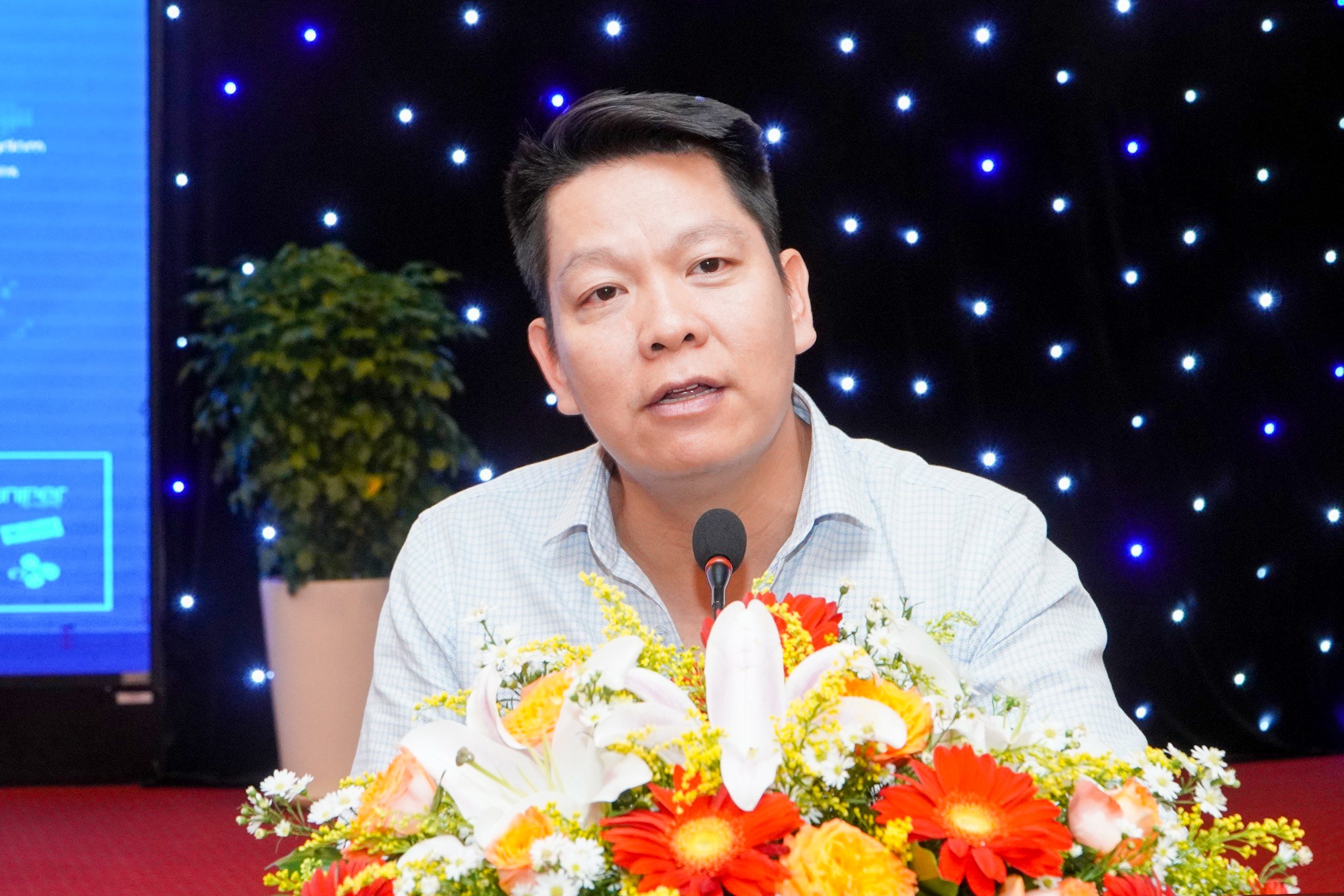 Ông Lê Thanh Sơn giới thiệu các giải pháp phát triển Digital Hub tại hội thảo.