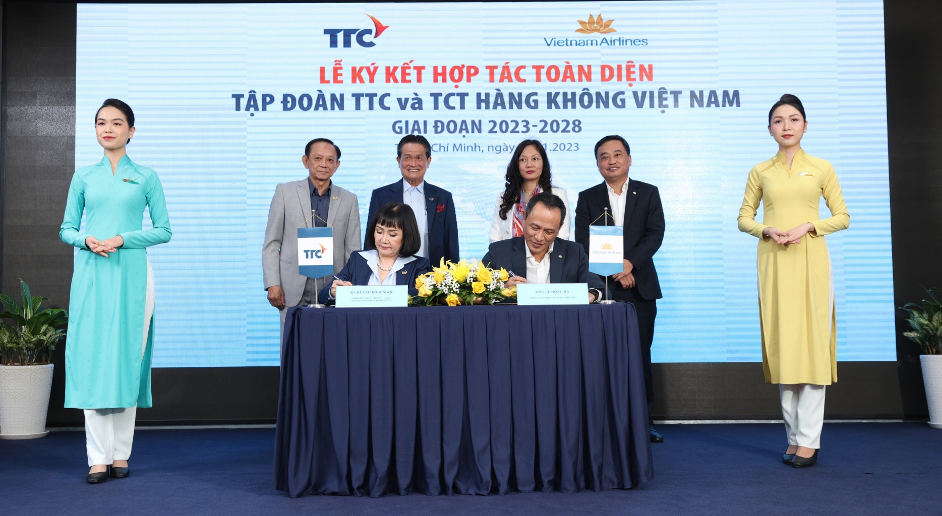 https://cdn.thoibaonganhang.vn/stores/news_dataimages/2023/112023/25/12/2-vietnam-airlines-va-tap-doan-ttc-ky-ket-hop-tac-toan-dien20231125124709.jpg?rt=20231125124714