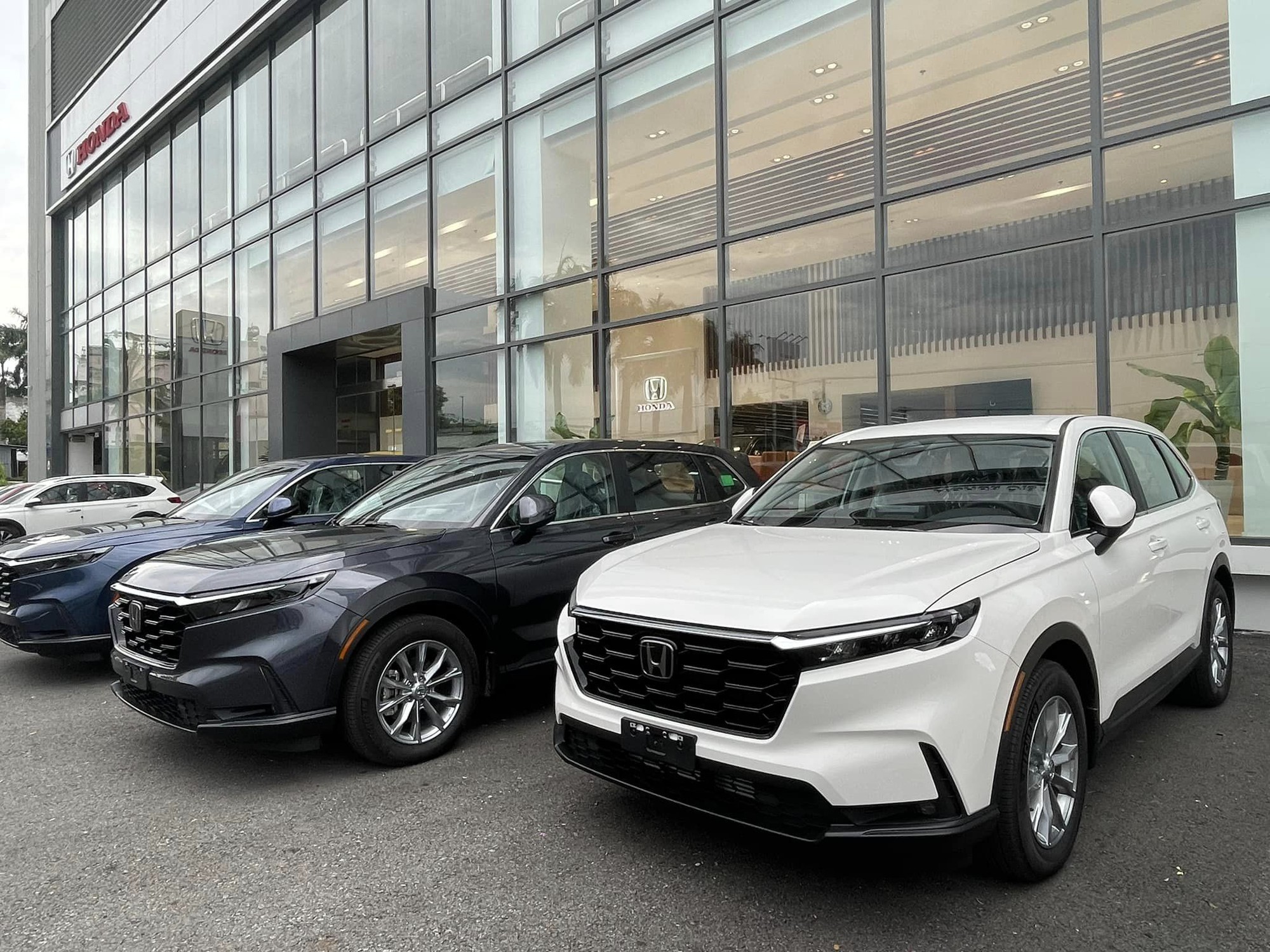 Giá cao khó bán, Honda CR-V 2024 nhận ưu đãi hơn 100 triệu đồng từ đại lý, tăng sức cạnh tranh với Mazda CX-5 - Ảnh 1.