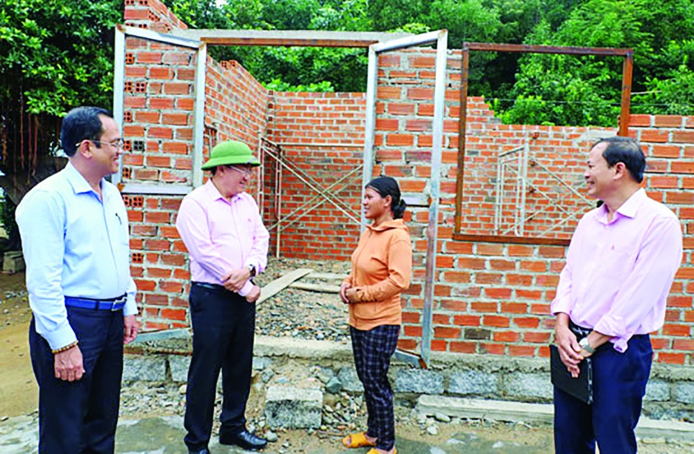 Tổng Giám đốc NHCSXH Dương Quyết Thắng (thứ 2 bên trái) thăm mô hình vay vốn gia đình chị Cà An, dân tộc Cơ Ho ở thôn Gia Rich, xã Giang Ly