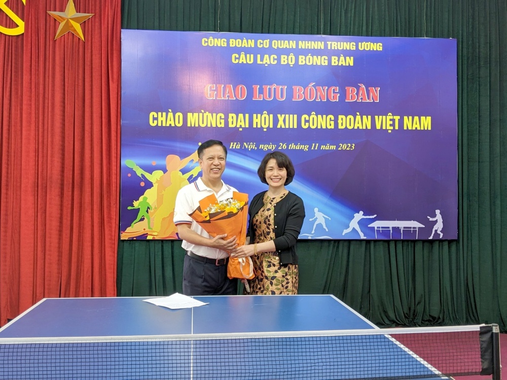 Đồng chí Lê Thị Quyên, Phó Chủ tịch Công đoàn Cơ quan NHNN Trung ương chúc mừng thành công của giải