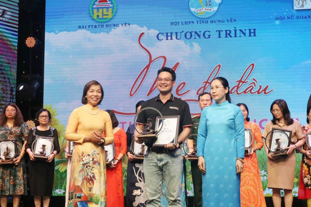 Nestlé Việt Nam đồng hành cùng Hội LHPN Việt Nam trong chương trình Mẹ đỡ đầu với tổng giá trị hỗ trợ hơn 1 tỷ đồng