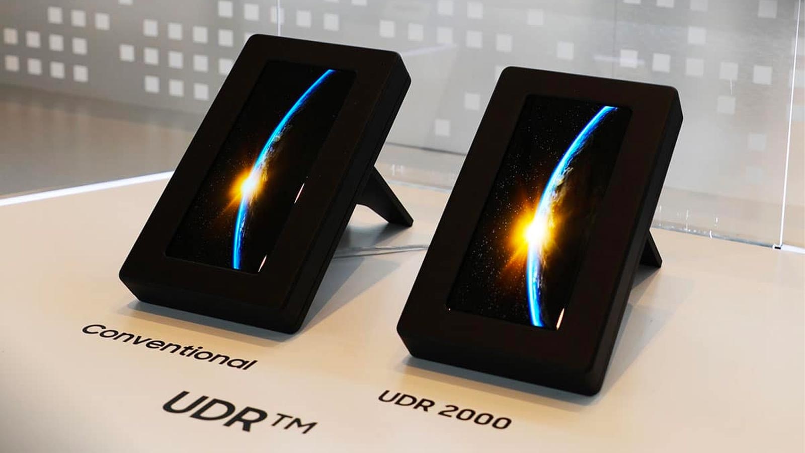 Laptop màn hình OLED có bền không? Có nên mua không?