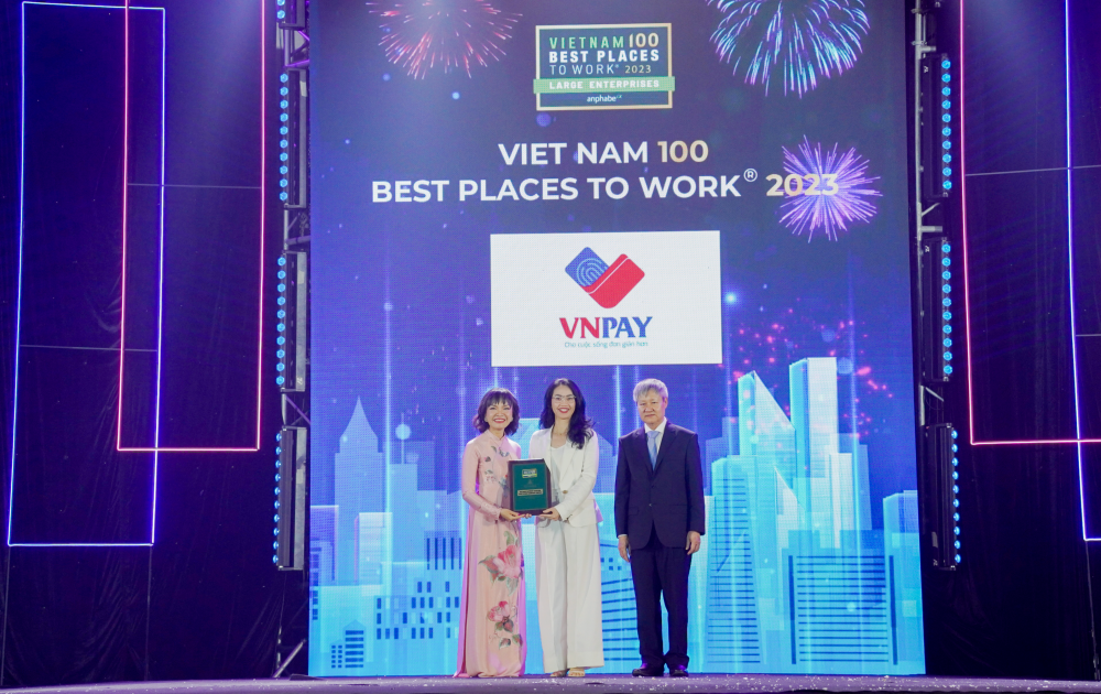 Đại diện VNPAY, Bà Nguyễn Thị Ngọc Phúc (áo trắng, giữa) – Giám đốc nhân sự VNPAY nhận danh hiệu Top 40 Nơi làm việc tốt nhất Việt Nam