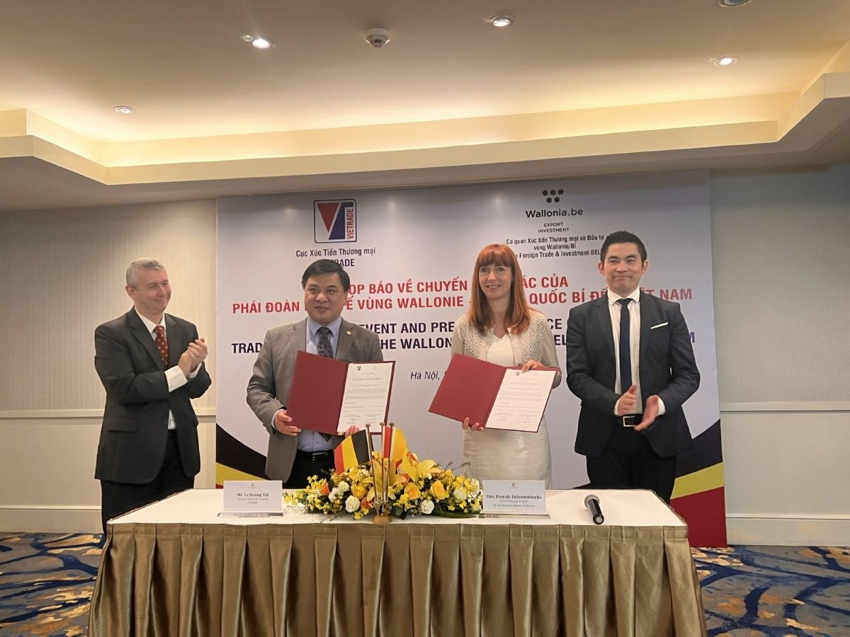 Đại diện Cục Xúc tiến thương mại Việt Nam cùng Cơ quan Đầu tư và Xuất khẩu vùng Wallonie ký Ý định thư hợp tác giữa hai bên.