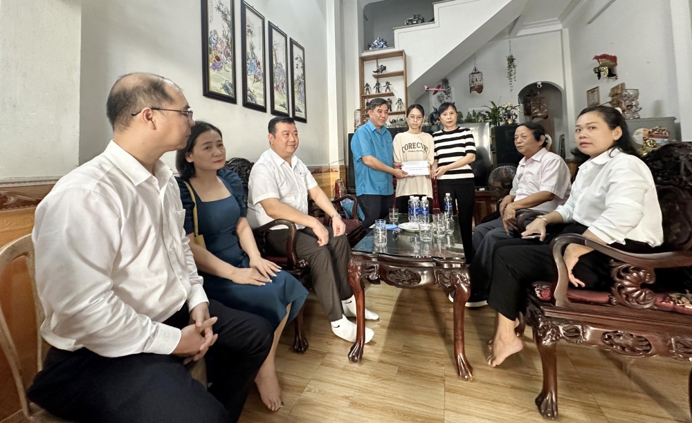 ông Trần Hồng Tuấn, thăm hỏi, động viên tinh thần và hỗ trợ vật chất cho gia đình nạn nhân Trần Minh Thành
